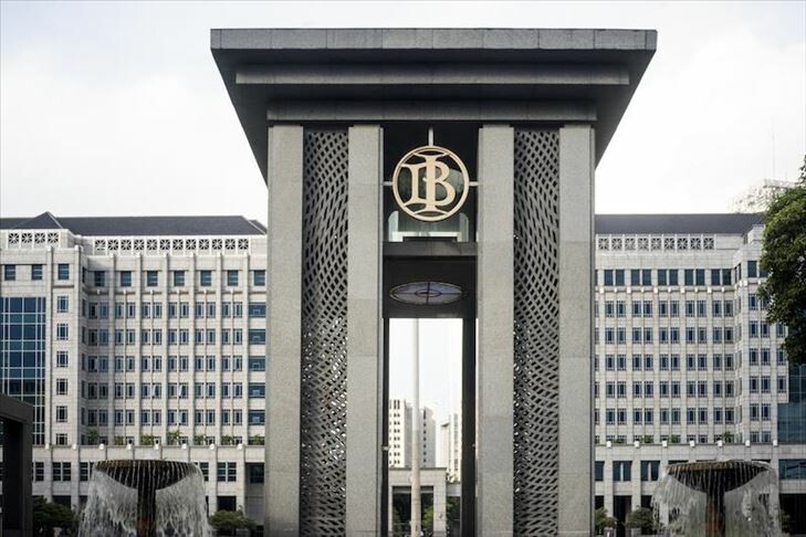 "Dengan tetap berada di pasar sebagai bagian dari upaya pengendalian inflasi, terutama imported inflation melalui intervensi di pasar valas serta pembelian/penjualan surat berharga negara (SBN) di pasar sekunder," kata Gubernur Bank Indonesia (BI) Perry Warjiyo di Jakarta pada Kamis (3/11/2022).